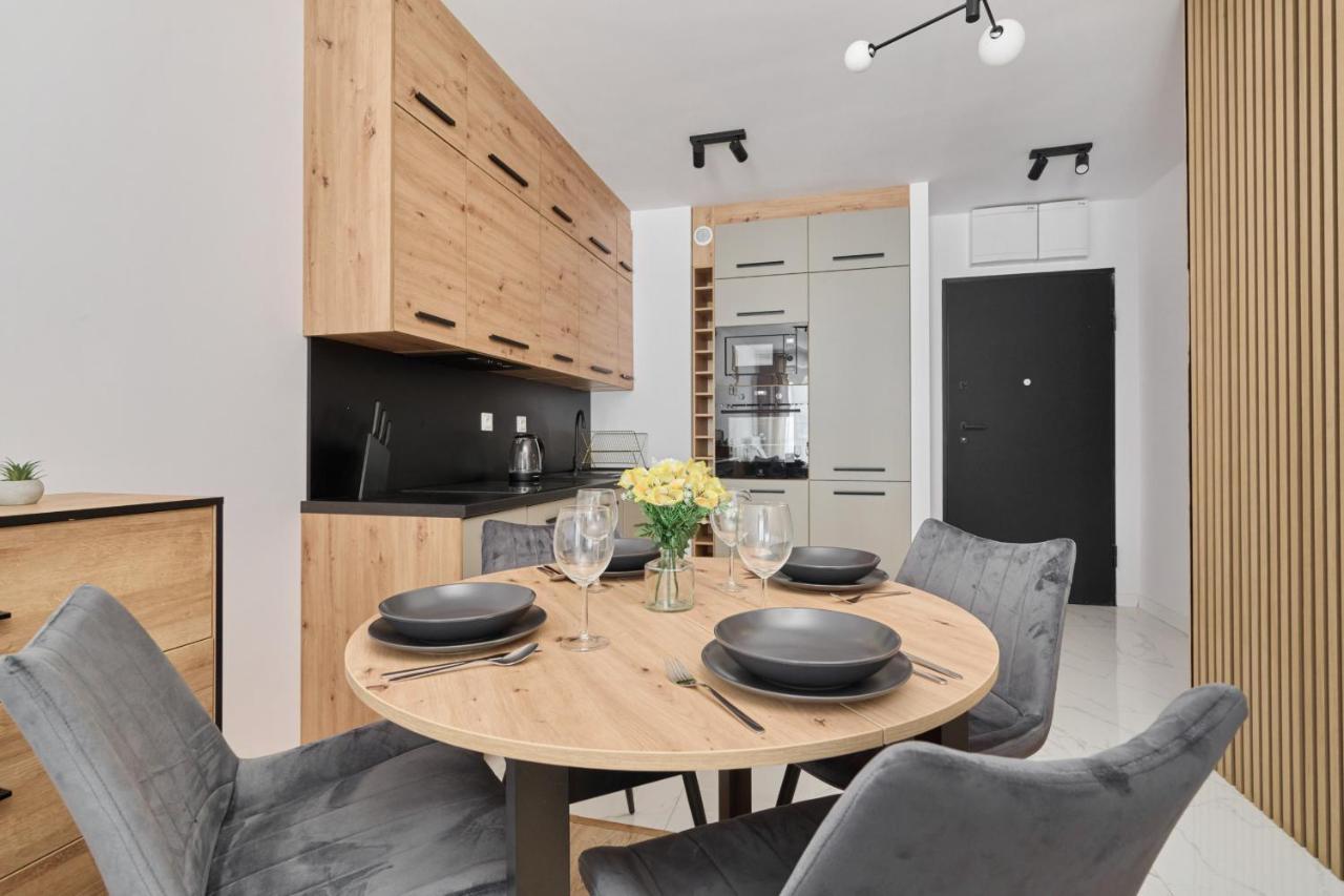 Nowoczesny Z Balkonem I Parkingiem W Centrum Wroclawia By Renters Apartment Wroclaw